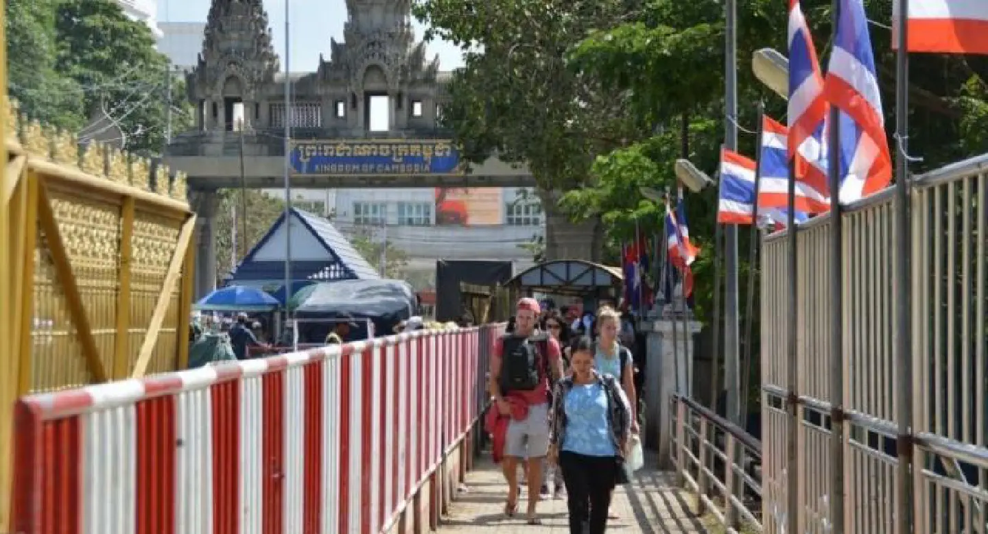 Cambodian protesters block Aranyaprathet bridge after fee hike Cambodian protesters block Aranyaprathet bridge after fee hike