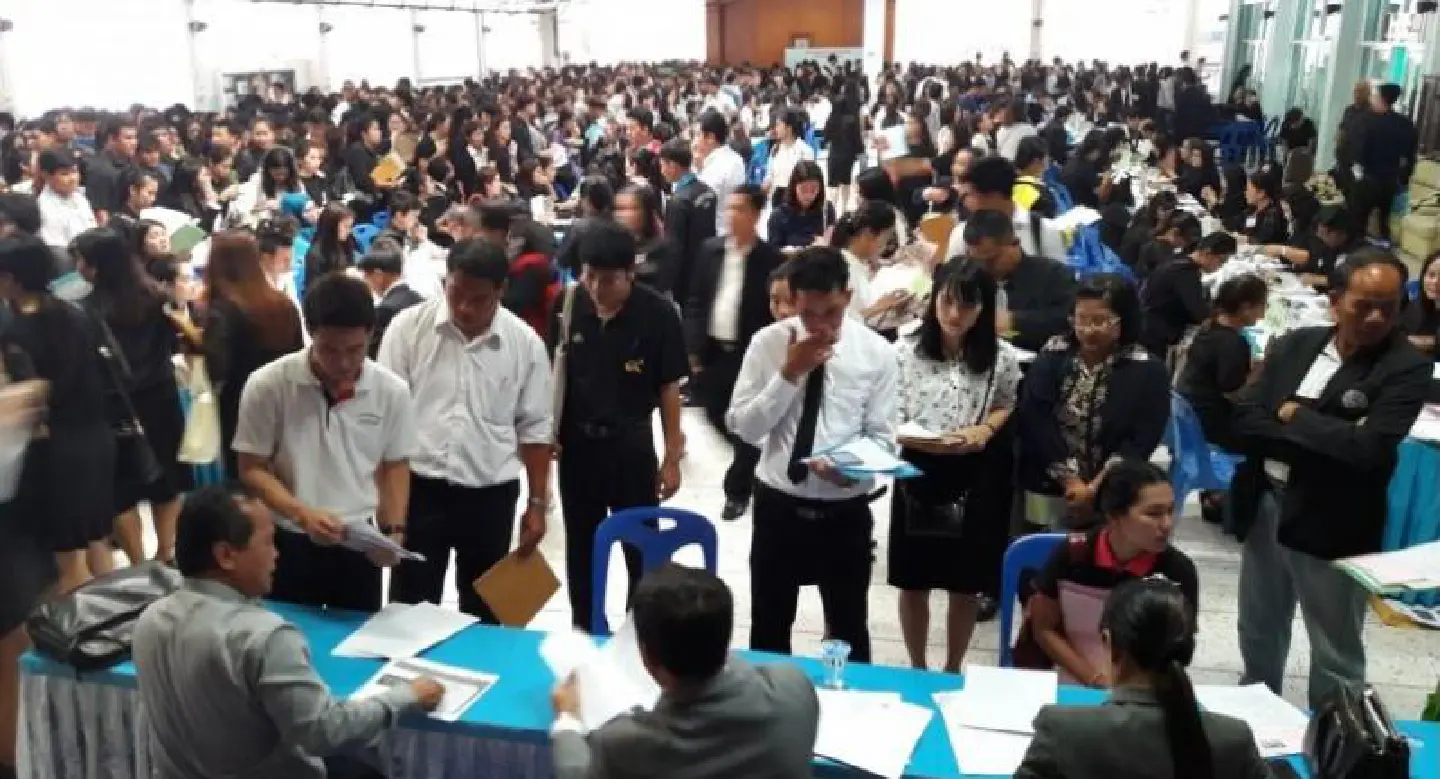 Thousands join the fray for assistant teacher jobs Thousands join the fray for assistant teacher jobs