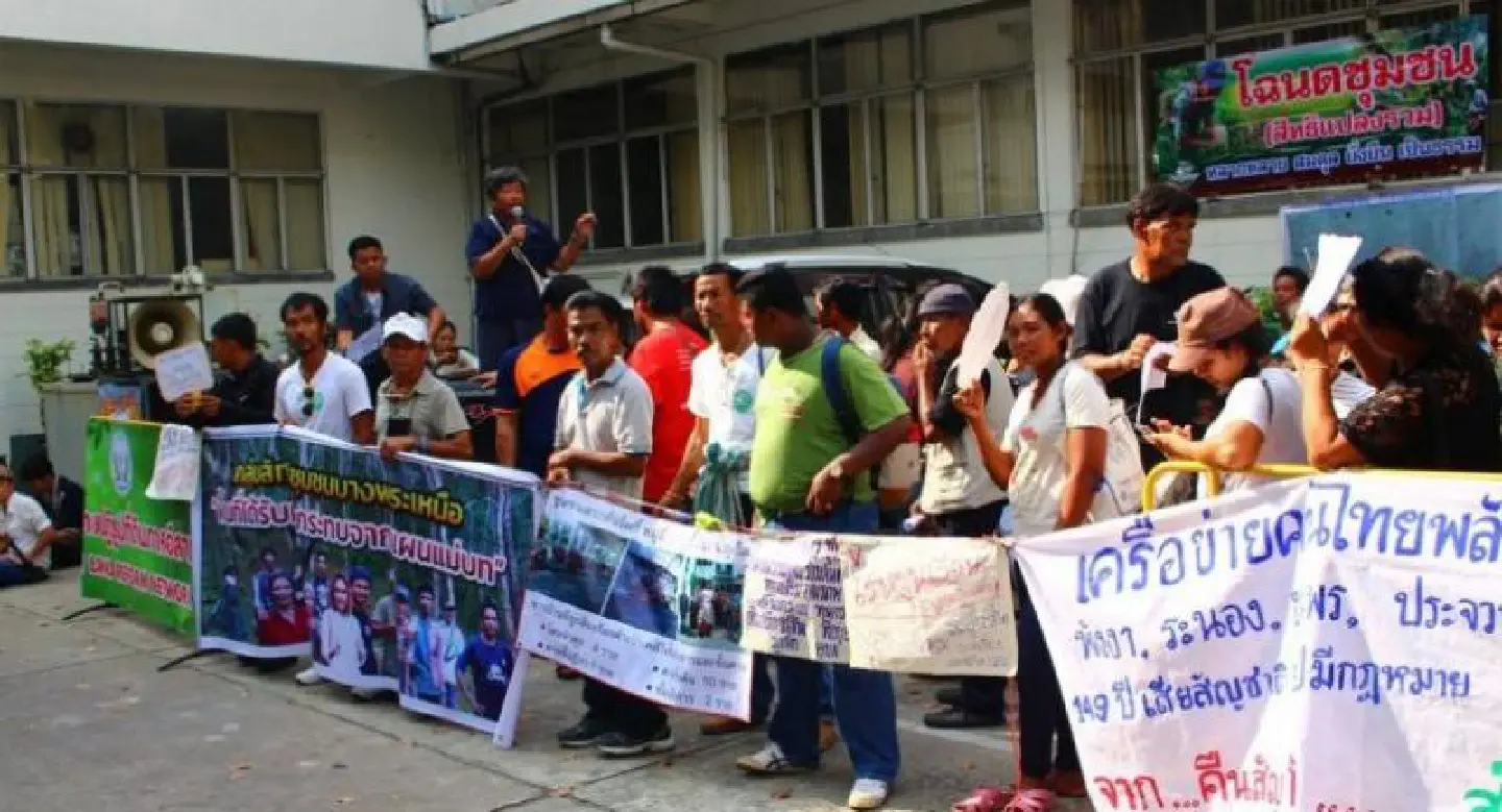 Land rights campaigners assemble opposite Government House Land rights campaigners assemble opposite Government House