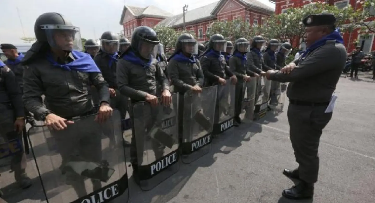 Police threaten actions against protesters in front of Parliament Police threaten actions against protesters in front of Parliament