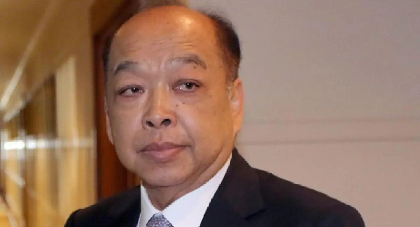 Surapong impeached for re-issuing passports to Thaksin Surapong impeached for re-issuing passports to Thaksin