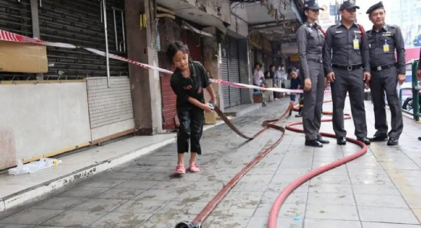 Firefighter girl, 9, helps parents battle Pratunam market blaze Firefighter girl, 9, helps parents battle Pratunam market blaze