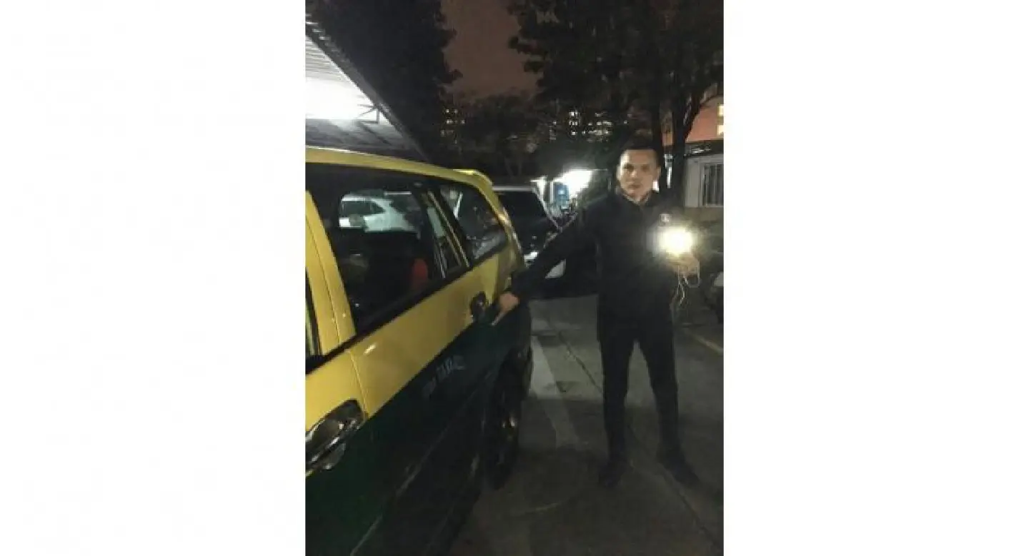 Taxi driver caught on video allegedly demanding Bt1,000 from TV executive Taxi driver caught on video allegedly demanding Bt1,000 from TV executive