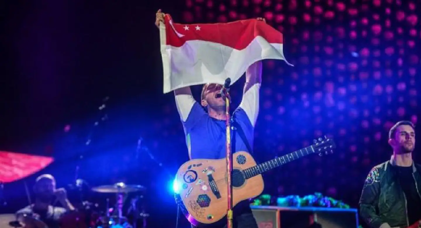 Coldplay revs up the crowd by making up 'hot as hell' song on Singapore Coldplay revs up the crowd by making up 'hot as hell' song on Singapore