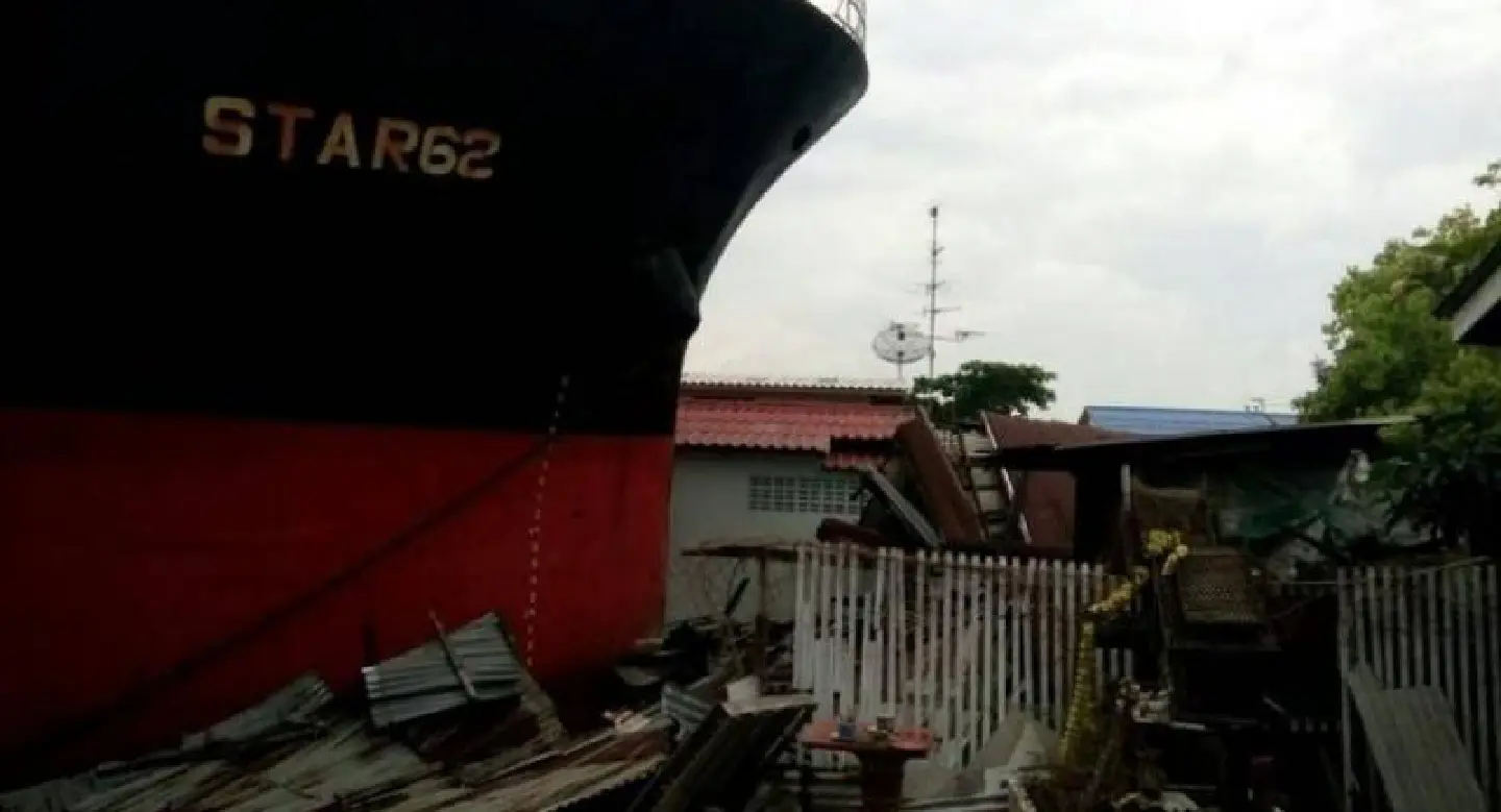 Foreign cargo ship crashes into houses in Samut Prakan Foreign cargo ship crashes into houses in Samut Prakan
