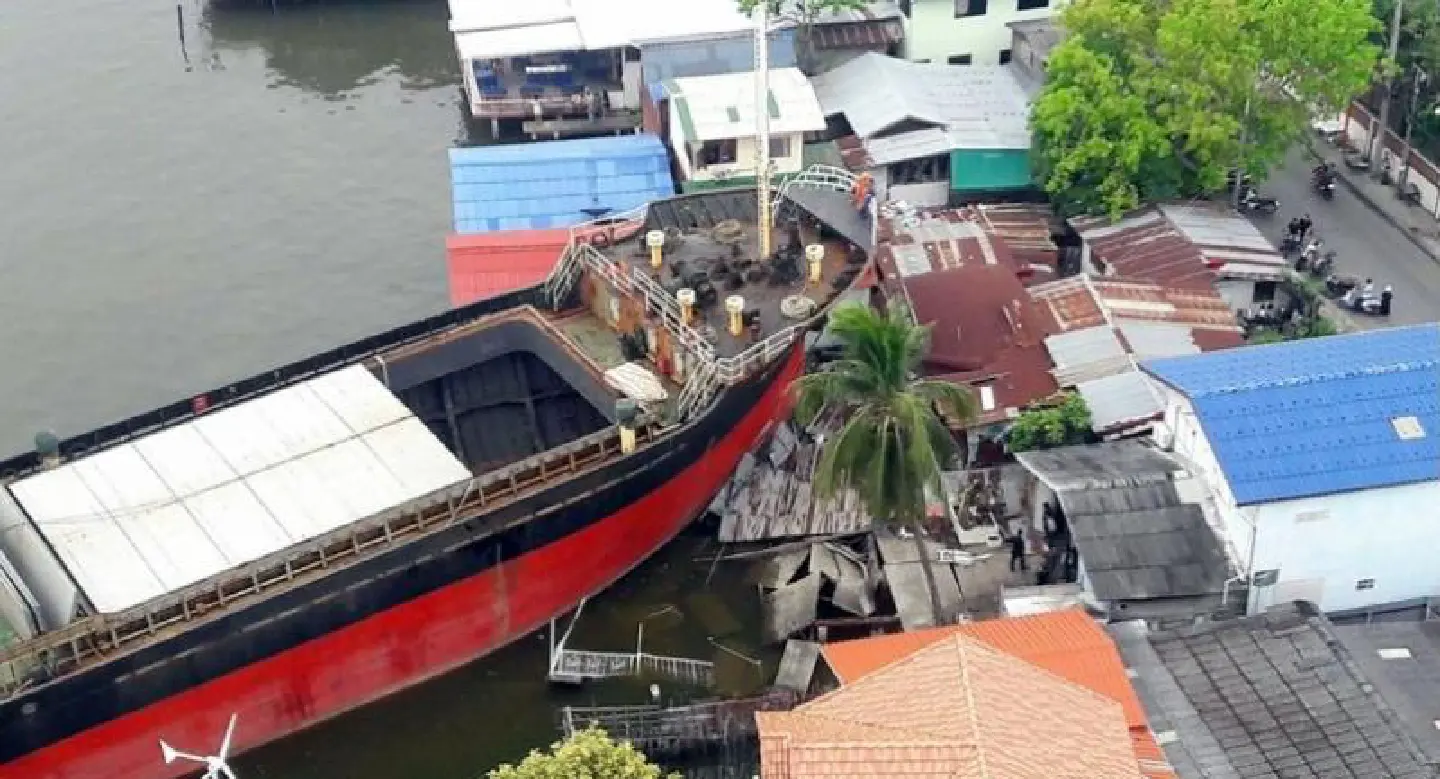 Cargo ship runs ashore in Samut Prakan Cargo ship runs ashore in Samut Prakan