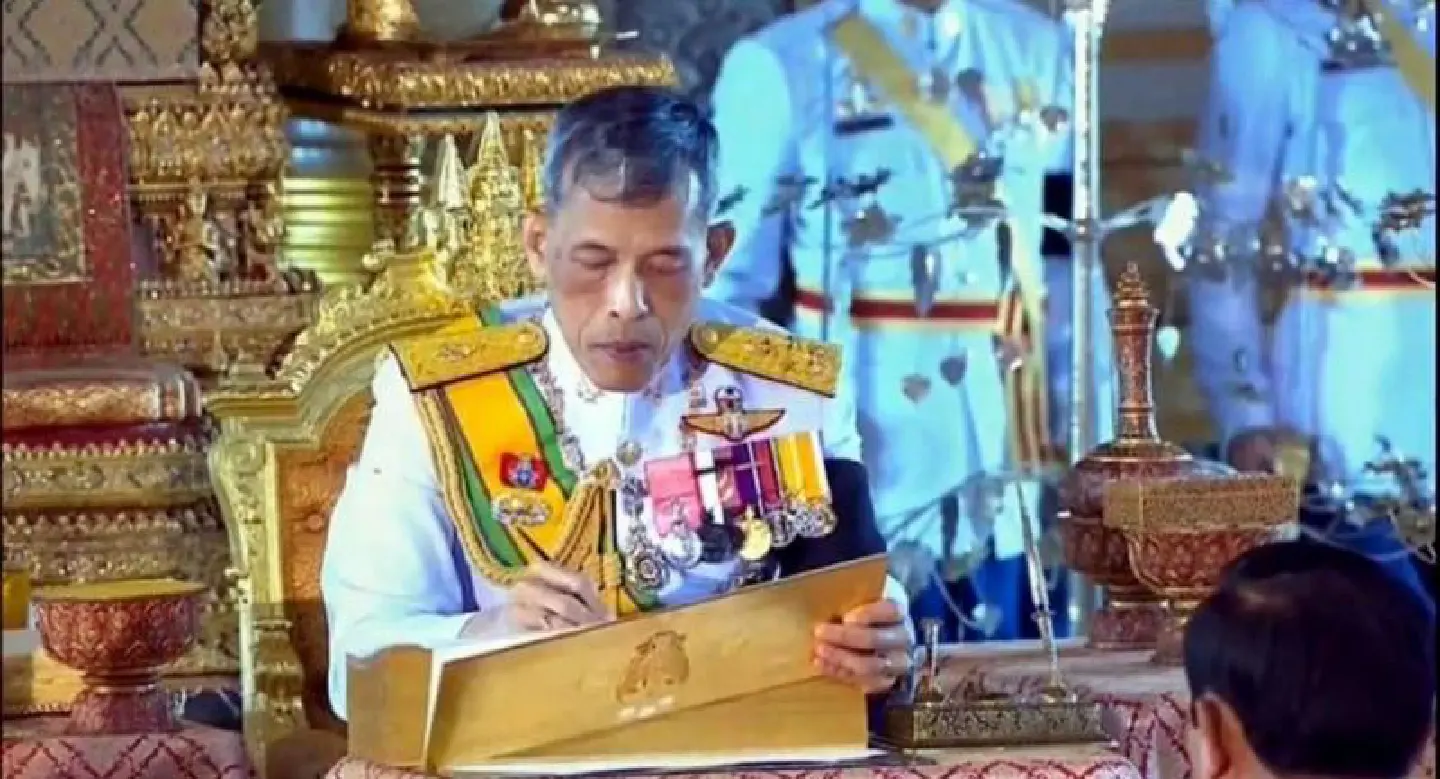 King signs to promulgate new Constitution King signs to promulgate new Constitution