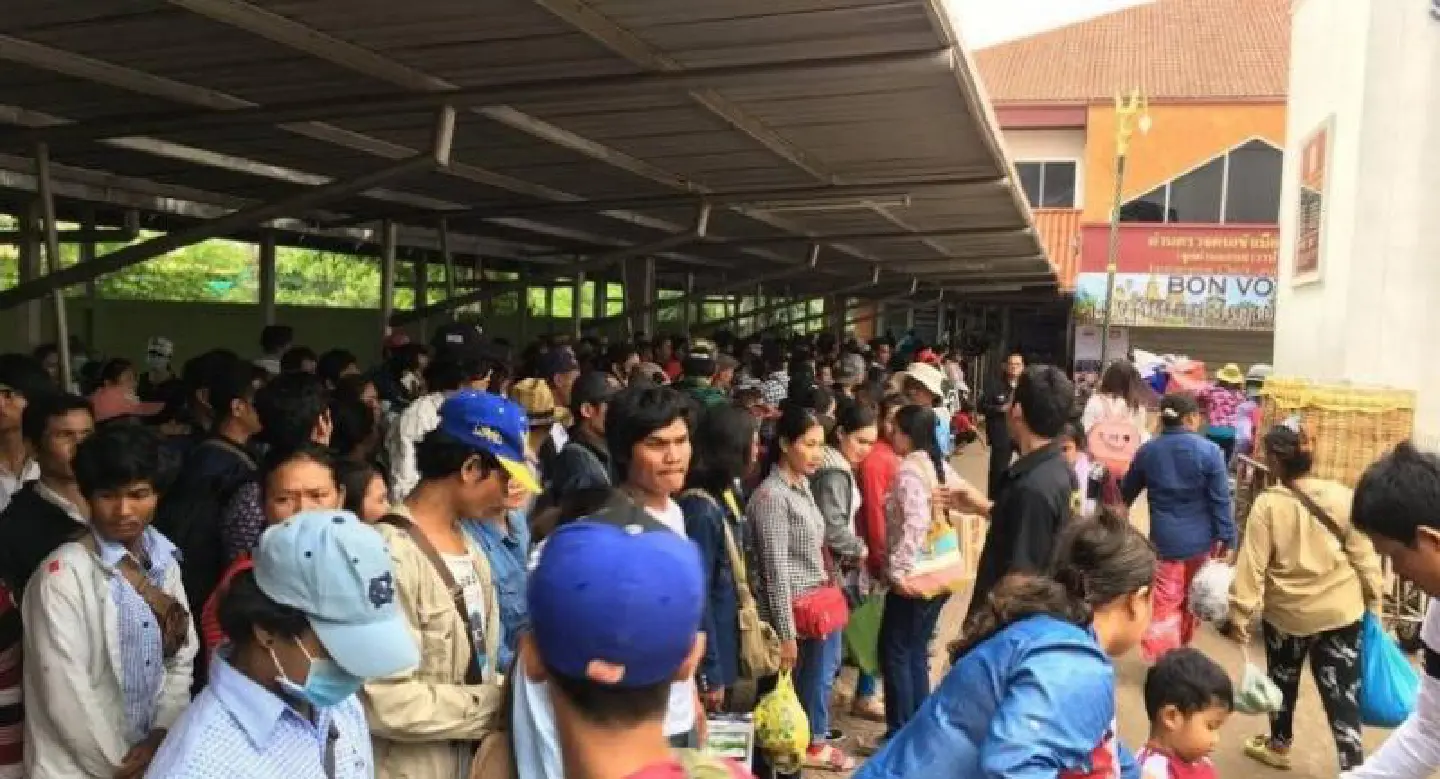 Thousands flock to Aranyaprathet to go home for Songkran Thousands flock to Aranyaprathet to go home for Songkran