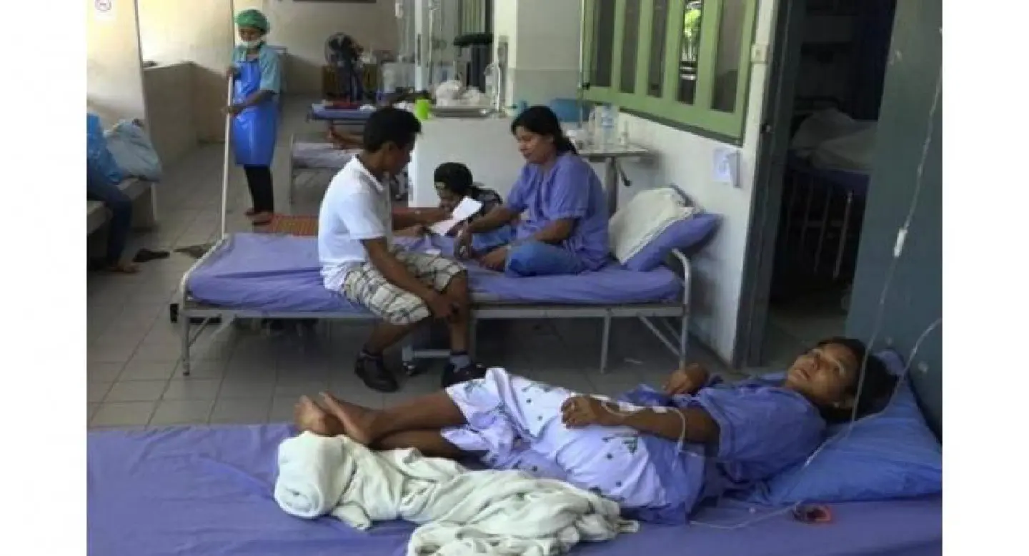 Patients treated in hallways at overcrowded Samui Hospital Patients treated in hallways at overcrowded Samui Hospital