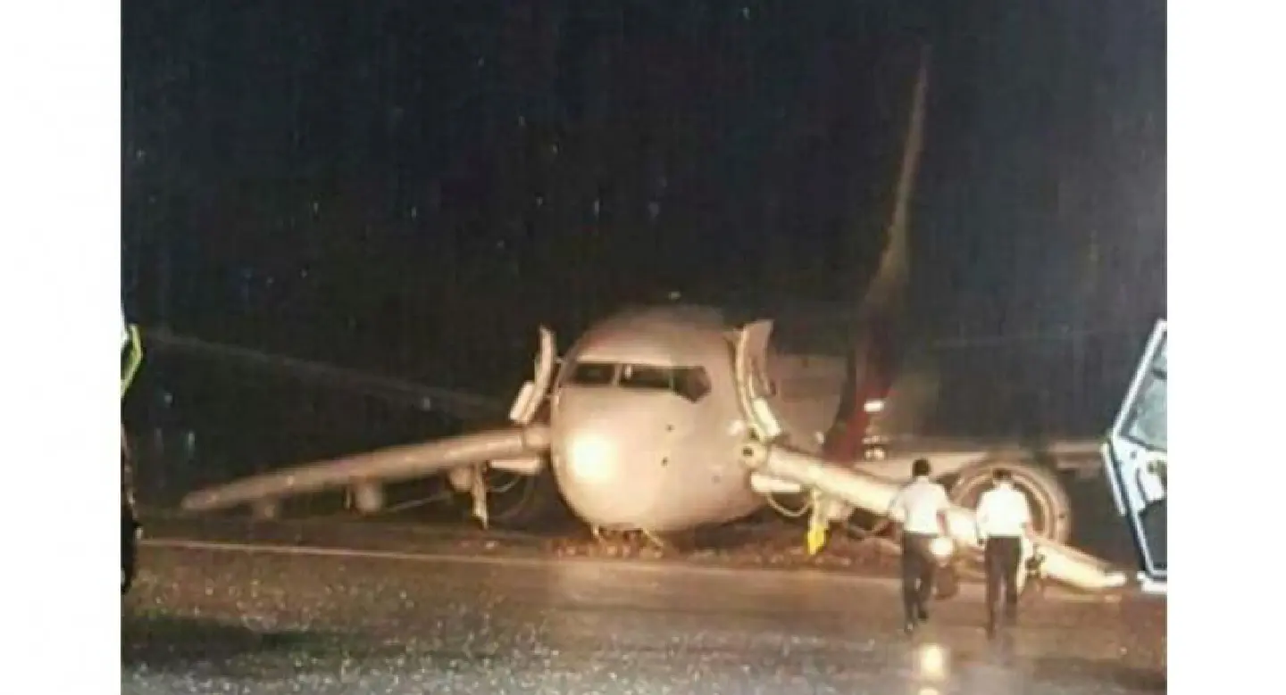MAS plane skids off runway during landing at Sibu Airport MAS plane skids off runway during landing at Sibu Airport