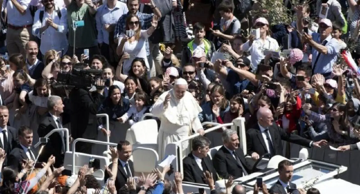 Pope prays for Egypt bomb victims, weeks before visit Pope prays for Egypt bomb victims, weeks before visit