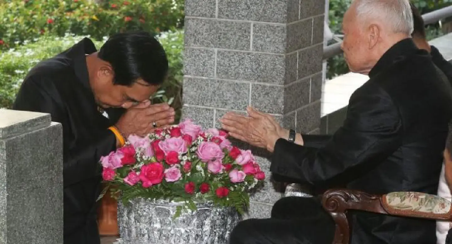 Prayut leads visit to Prem’s house in mark of respect Prayut leads visit to Prem’s house in mark of respect