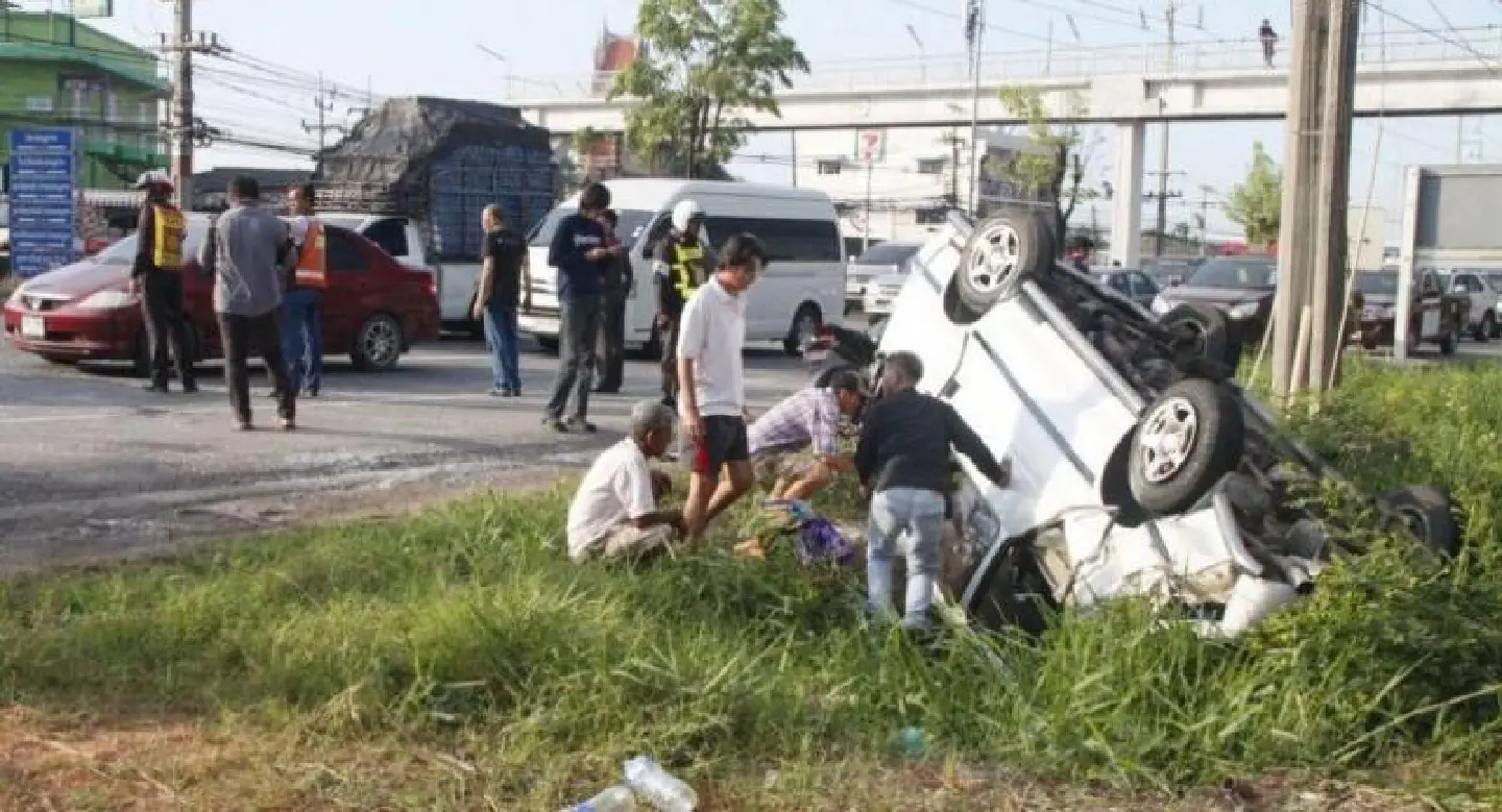 Seven injured after truck crashes into van carrying students Seven injured after truck crashes into van carrying students
