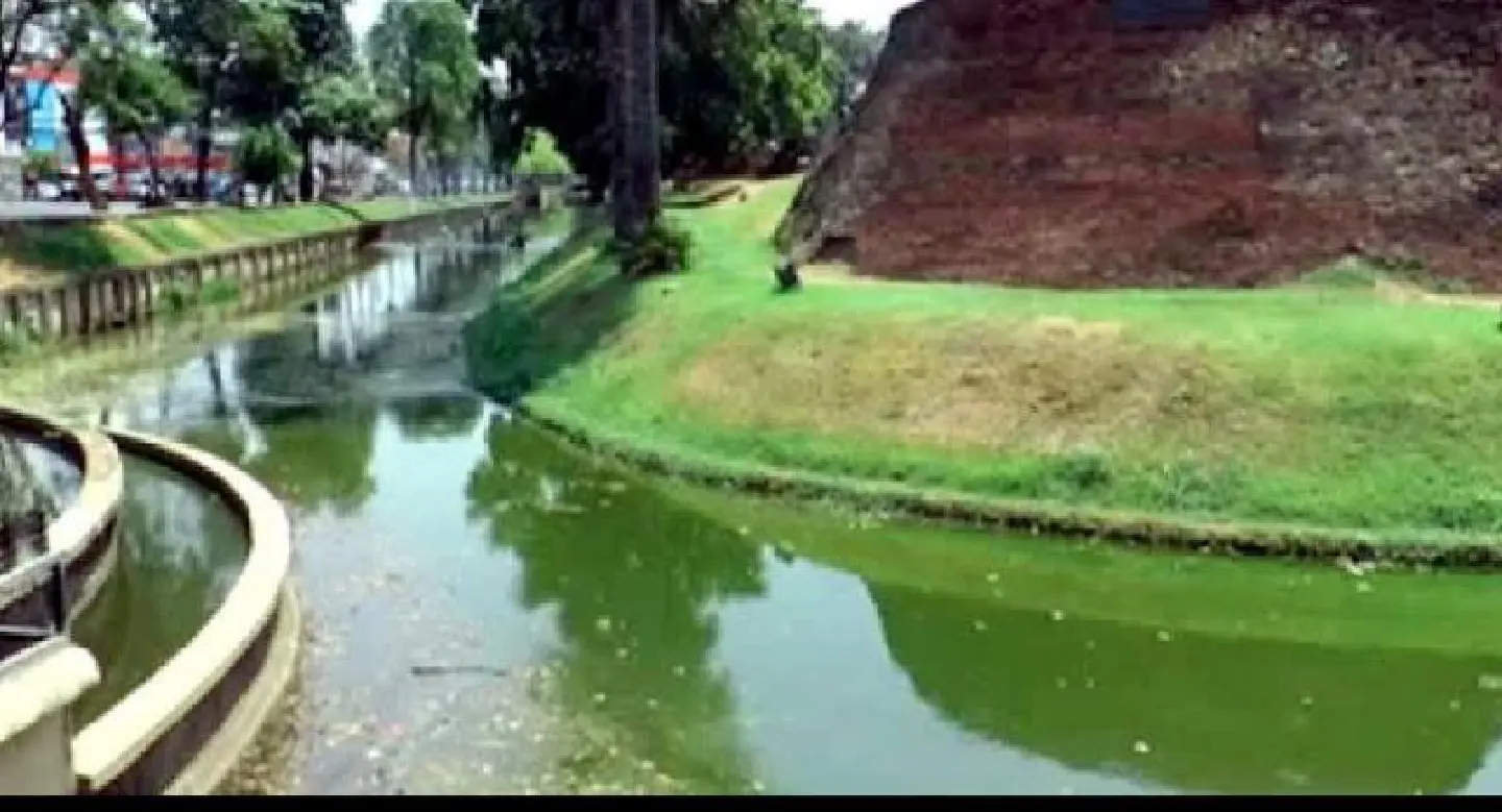 Chiang Mai officials insist canal clean enough for Songkran Chiang Mai officials insist canal clean enough for Songkran