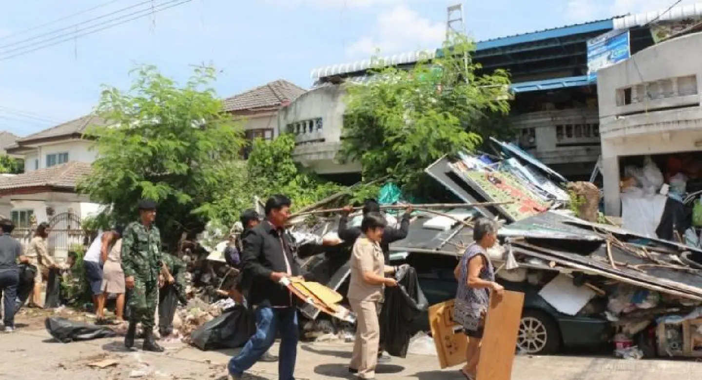 Piles of garbage cleared from house in Pathum Thani Piles of garbage cleared from house in Pathum Thani