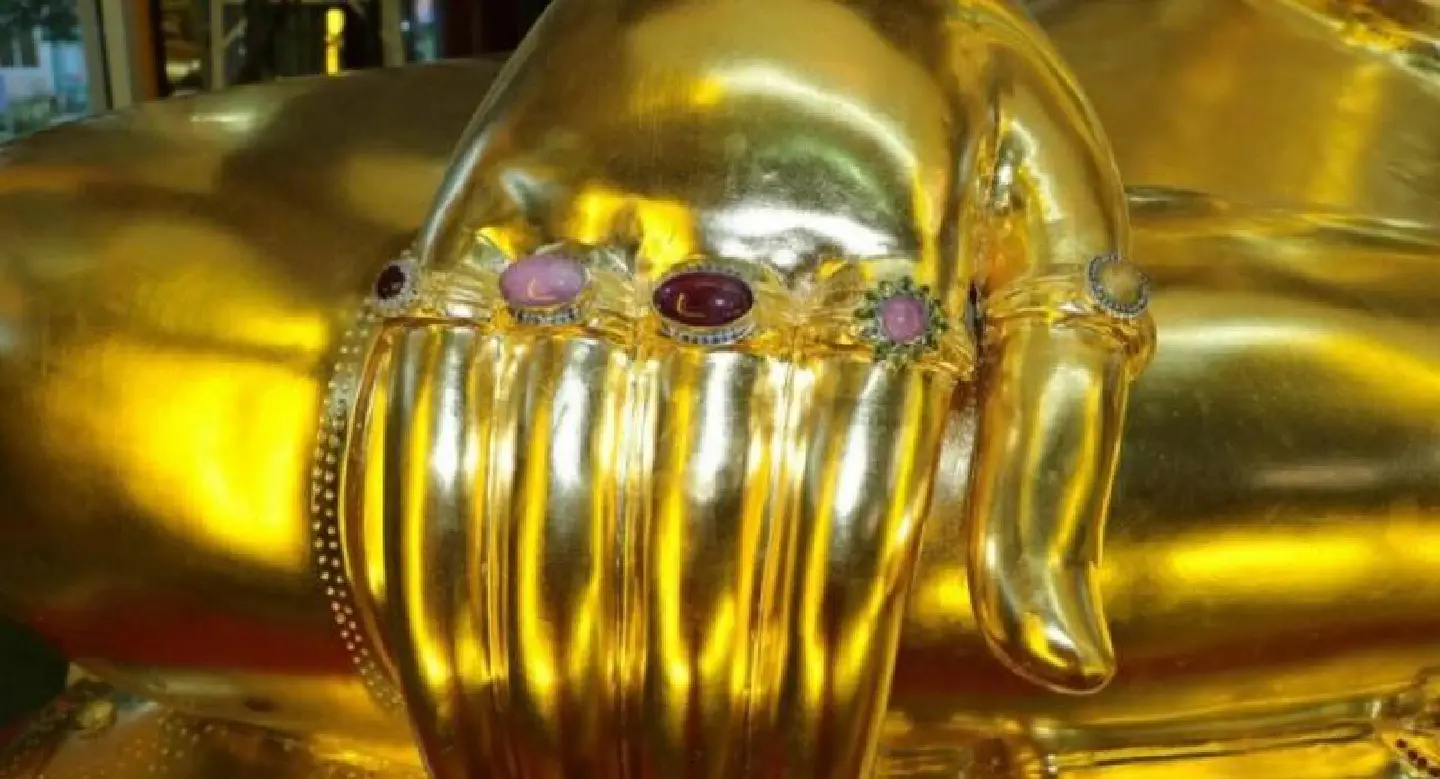 Thief prostrates before Buddha image then steals