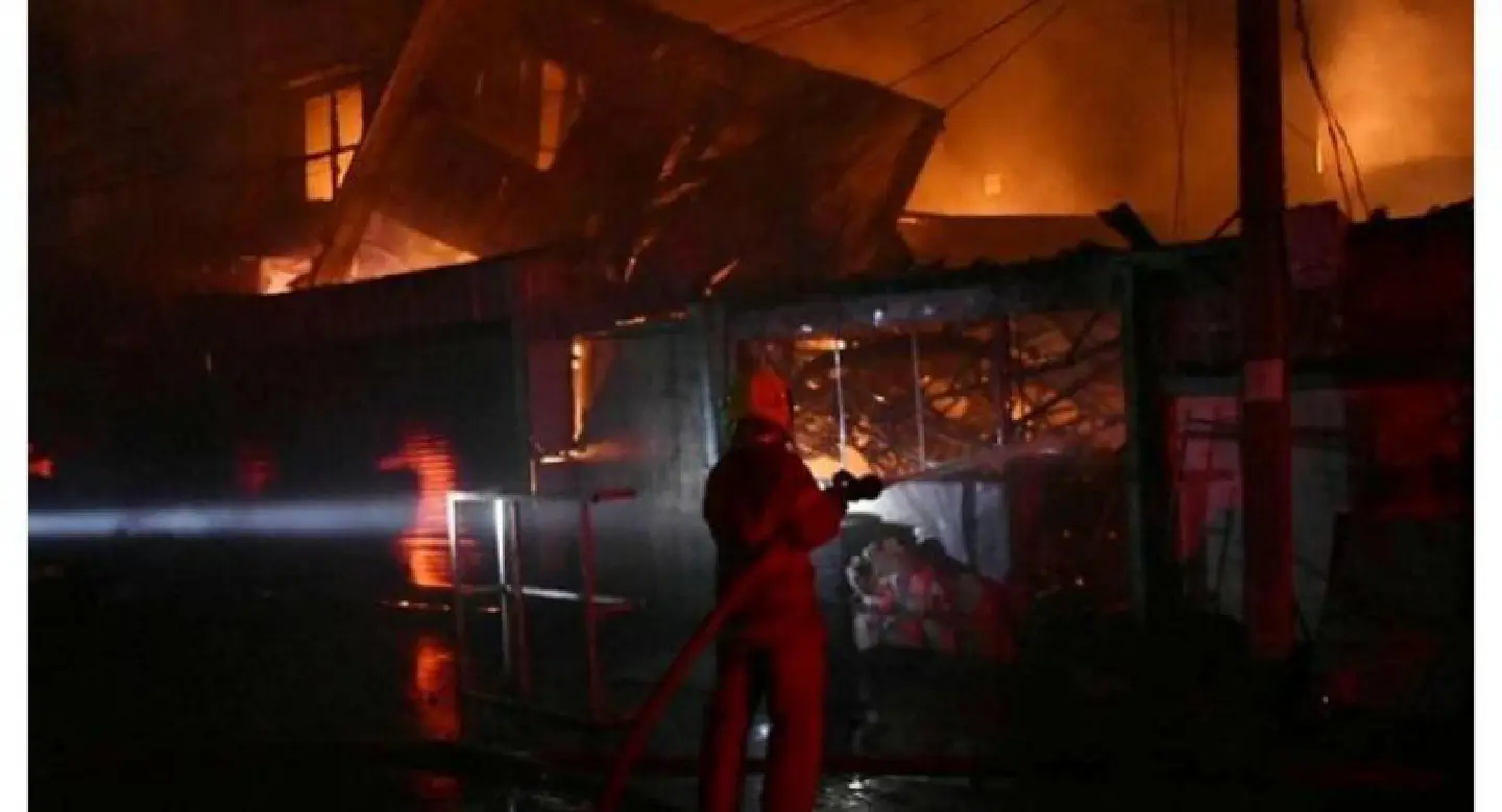 Fire destroys three shophouses in Bangkok Fire destroys three shophouses in Bangkok