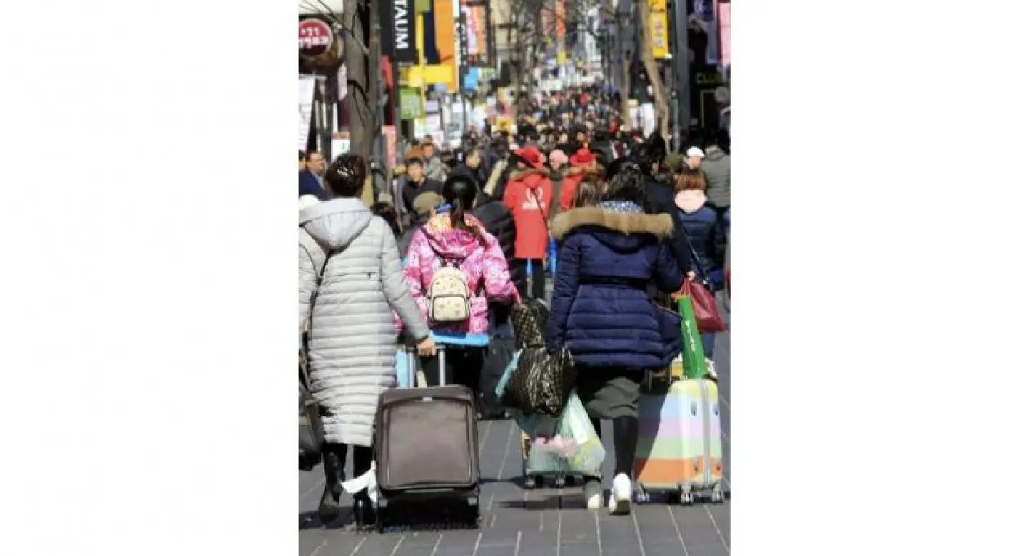 Spending by outbound Chinese tourists double that of US counterparts in 2016 Spending by outbound Chinese tourists double that of US counterparts in 2016