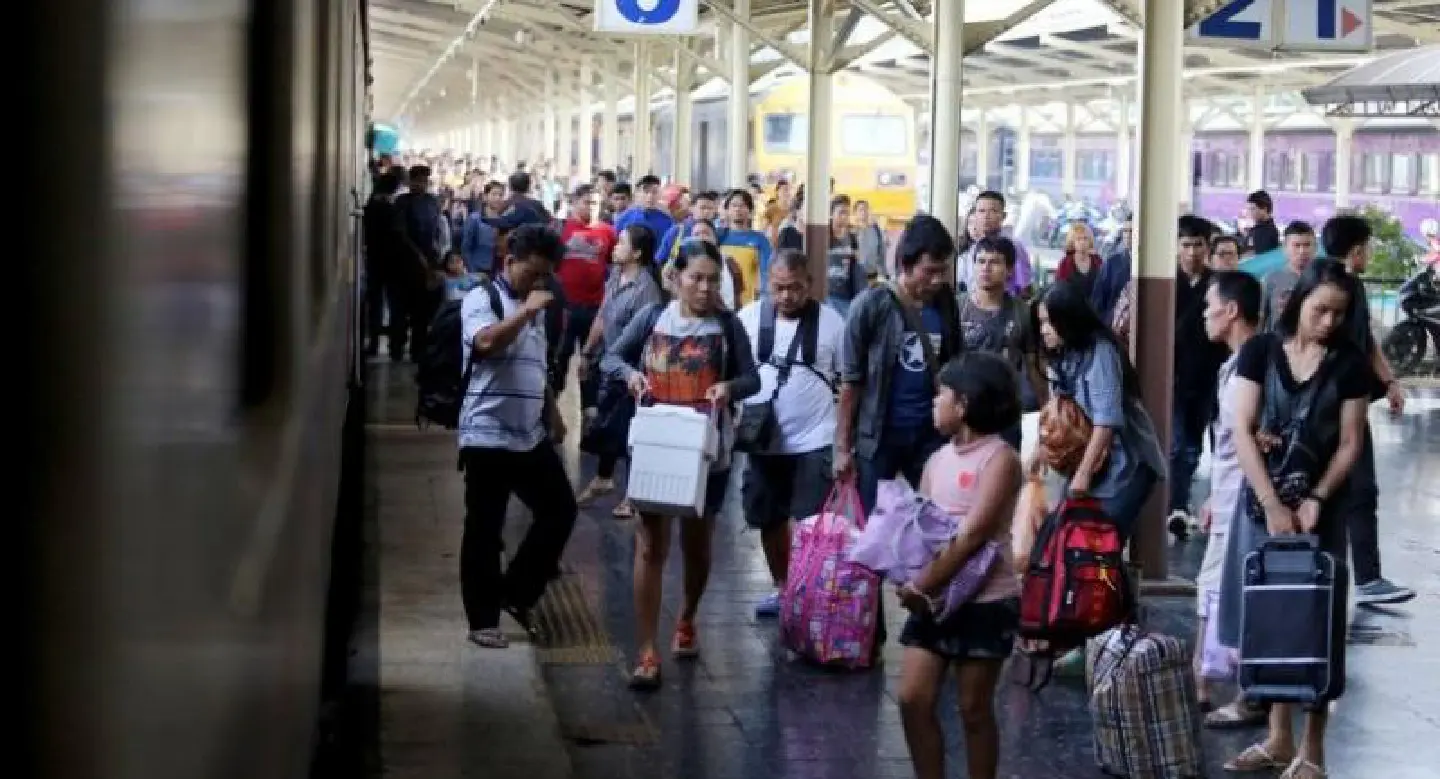 SRT expects around 100,000 passengers to take trains to Bangkok on Monday SRT expects around 100,000 passengers to take trains to Bangkok on Monday