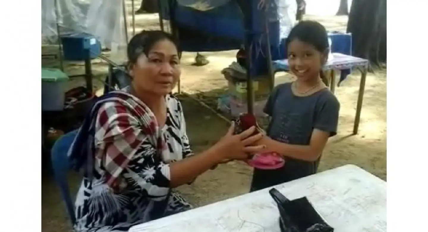 Little Phuket girl rewarded for returning bag full of cash and gold Little Phuket girl rewarded for returning bag full of cash and gold
