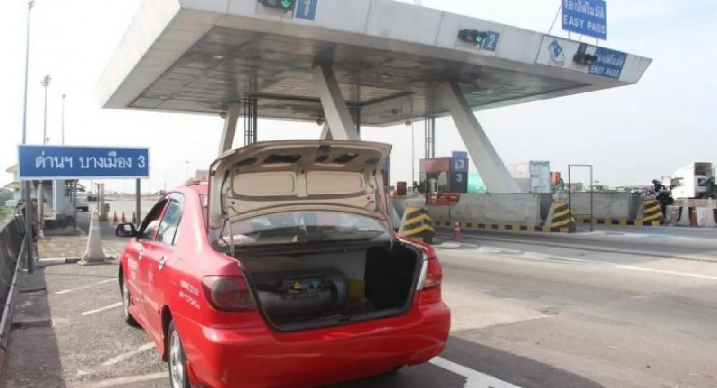 Taxi driver falls to death from elevated expressway Taxi driver falls to death from elevated expressway