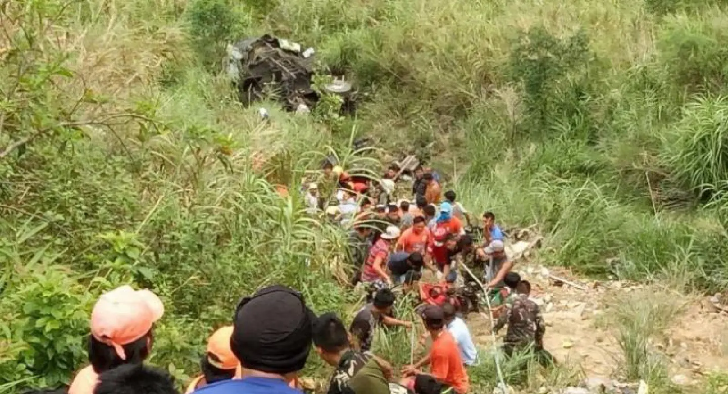 Death toll after Philippine bus plunge rises to 31 Death toll after Philippine bus plunge rises to 31
