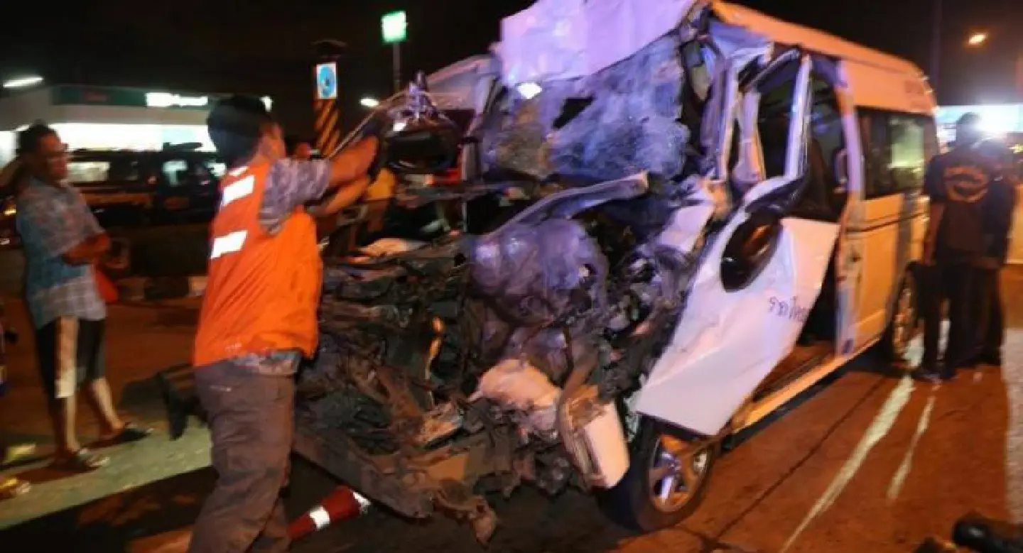 Driver killed, 10 injured as van crashes into truck in Bangkok Driver killed, 10 injured as van crashes into truck in Bangkok