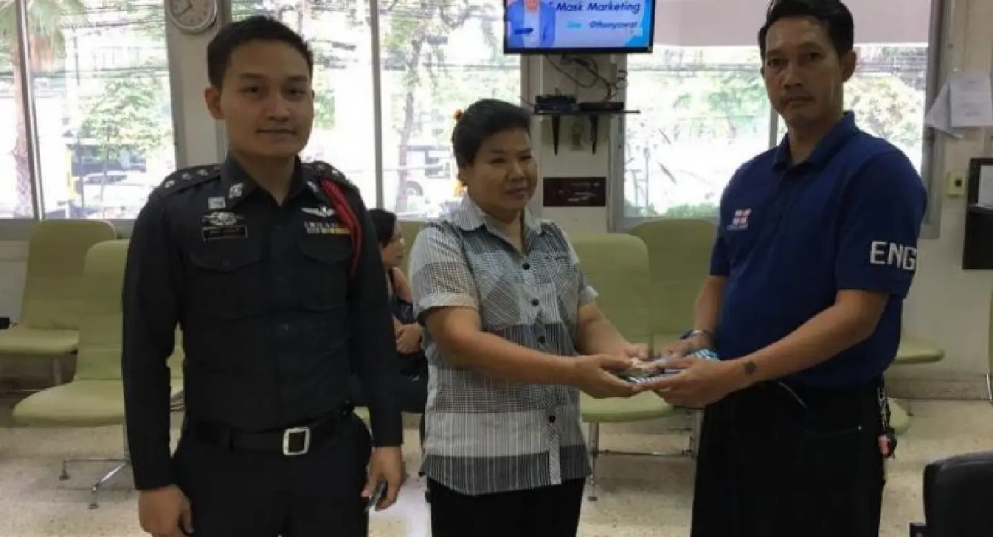 Woman returns lost wallet and more than Bt55,000 Woman returns lost wallet and more than Bt55,000