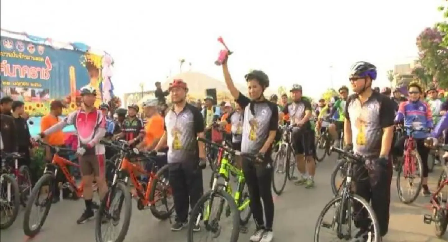 Ministers lead 3,000 cyclists to mark opening of Nakhon Phanom bicycle tunnel Ministers lead 3,000 cyclists to mark opening of Nakhon Phanom bicycle tunnel