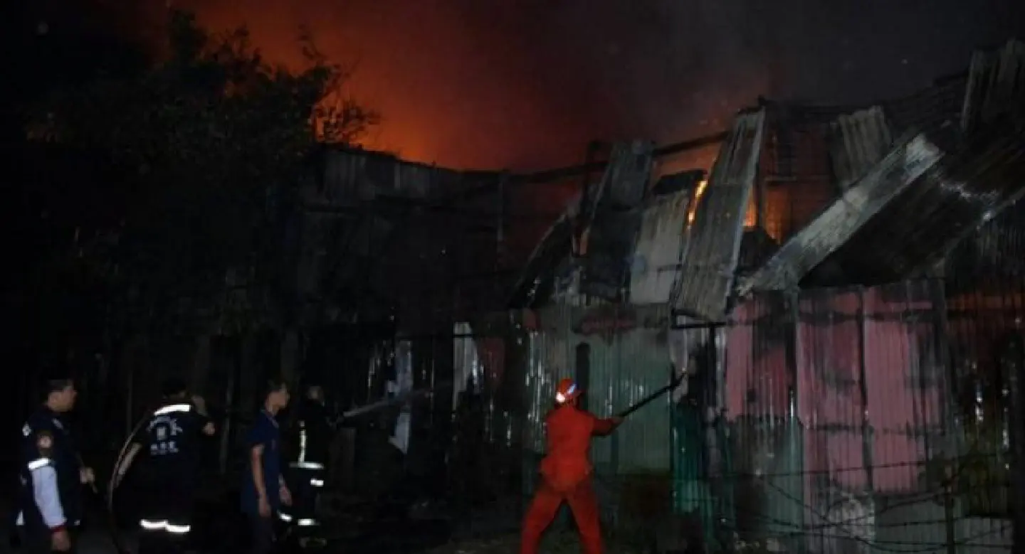 Fire destroys recycled garbage warehouse in Bangkok Fire destroys recycled garbage warehouse in Bangkok
