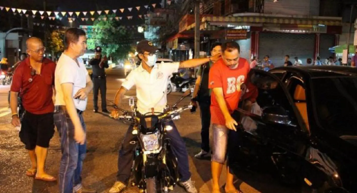 Chinese tour guide boss has gold necklace stolen in Pattaya Chinese tour guide boss has gold necklace stolen in Pattaya
