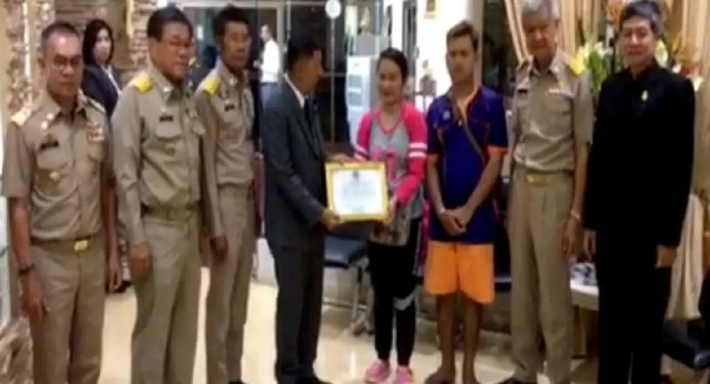 Noodle vendor gets Pattaya certificate of honour for handing in lost wallet Noodle vendor gets Pattaya certificate of honour for handing in lost wallet