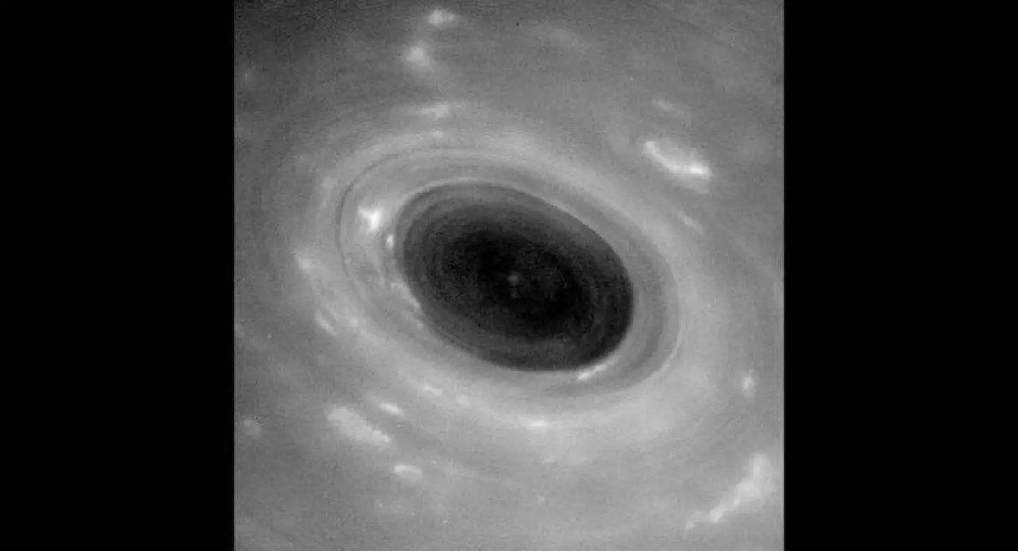 NASA spacecraft survives dive through Saturn's rings NASA spacecraft survives dive through Saturn's rings