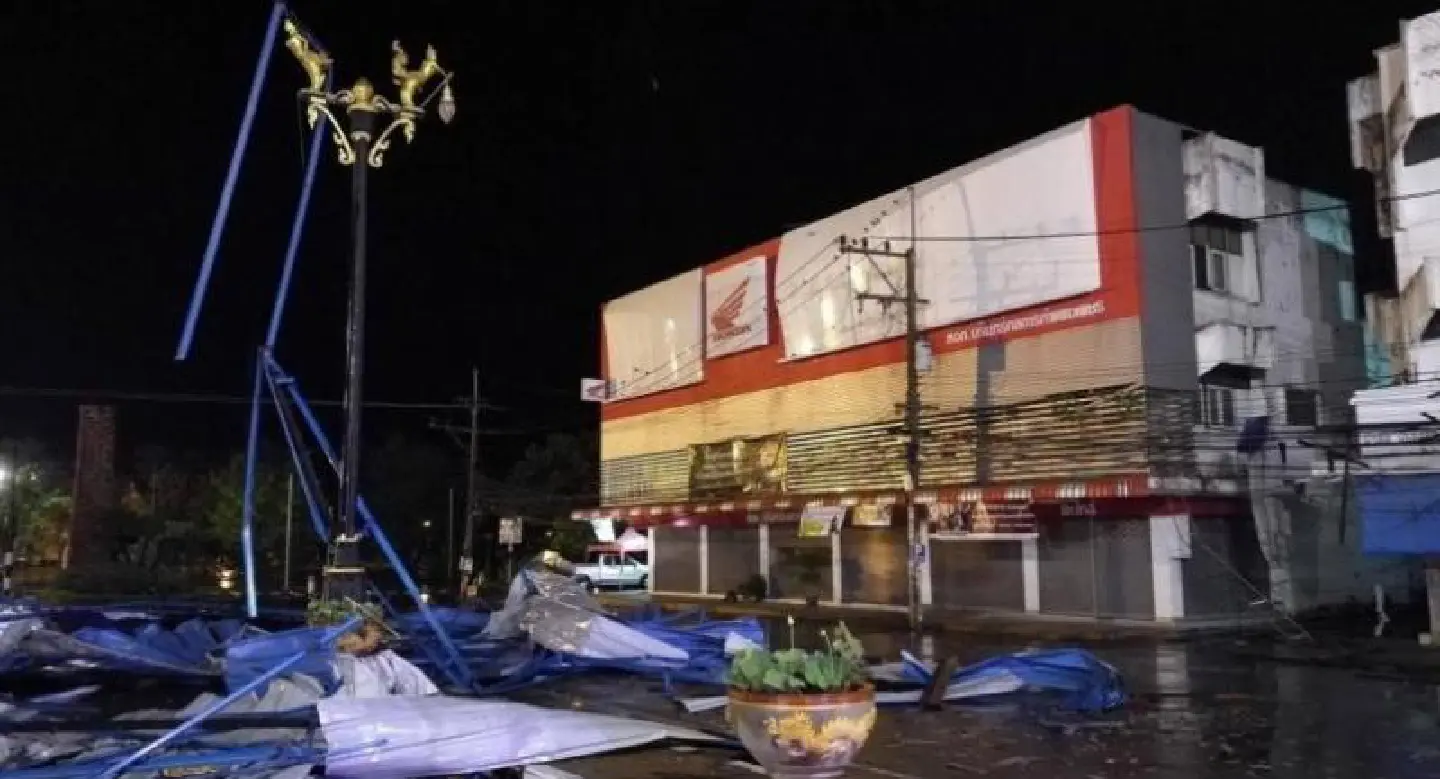 Storm wreaks havoc in Kamphaeng Phet Storm wreaks havoc in Kamphaeng Phet