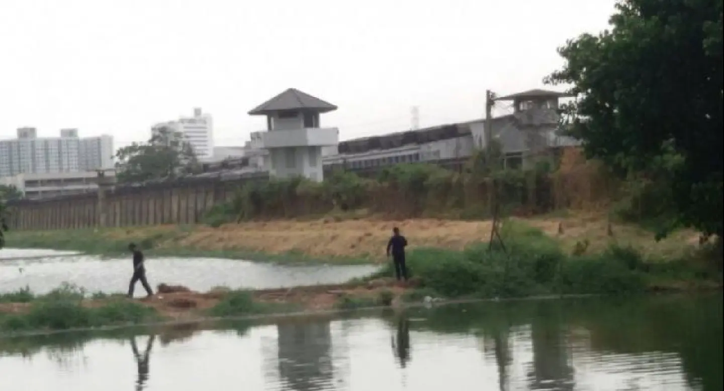 Inmate shot dead attempting to escape from Chatuchak prison Inmate shot dead attempting to escape from Chatuchak prison
