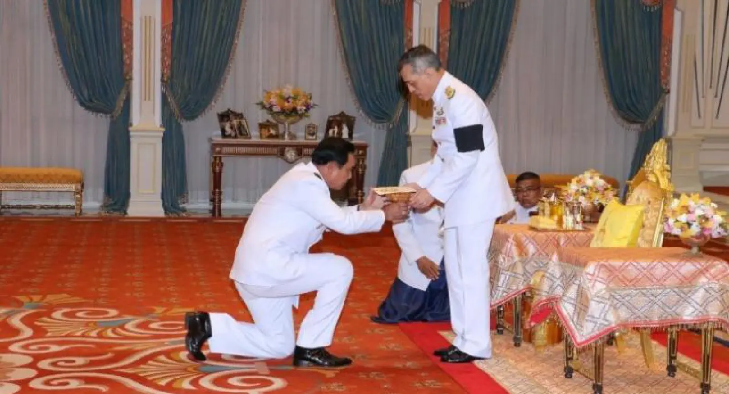 King gives scholarships to children of flood victims in the South King gives scholarships to children of flood victims in the South