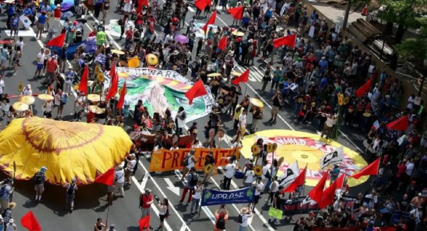 Thousands march in Washington to protest Trump climate policies Thousands march in Washington to protest Trump climate policies