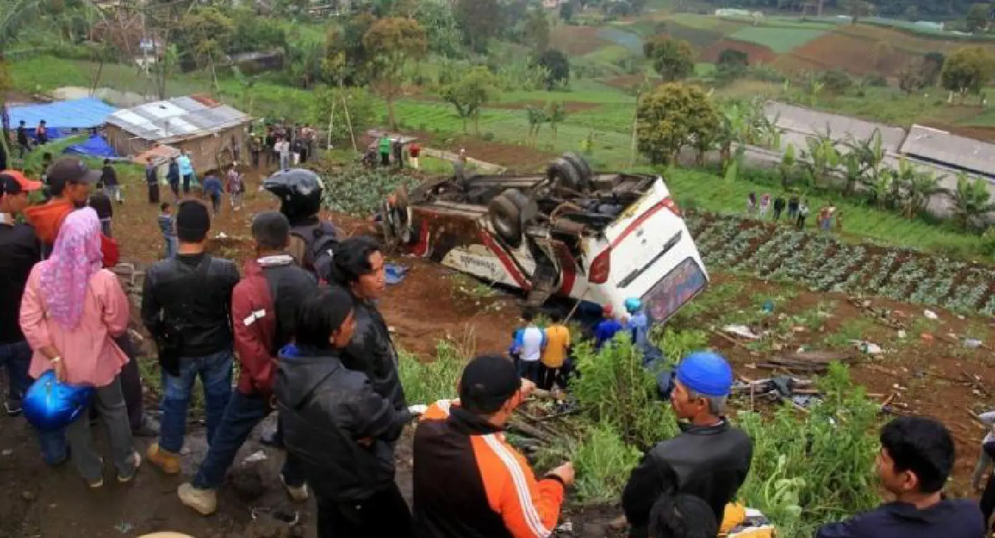 Bus accident kills 11 in Indonesia Bus accident kills 11 in Indonesia