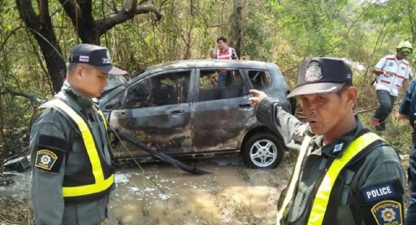 Woman rescued from burning car after crash in Lampang Woman rescued from burning car after crash in Lampang