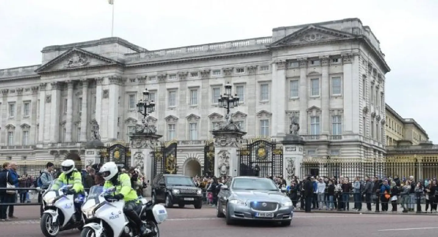 Media gather outside Buckingham Palace as rumours swirl Media gather outside Buckingham Palace as rumours swirl