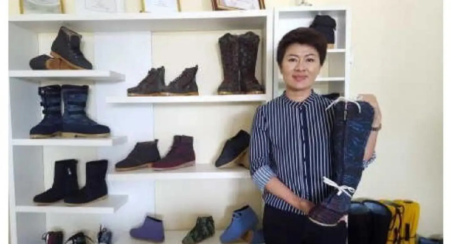 Ninja shoes leap past the paddy fields Ninja shoes leap past the paddy fields