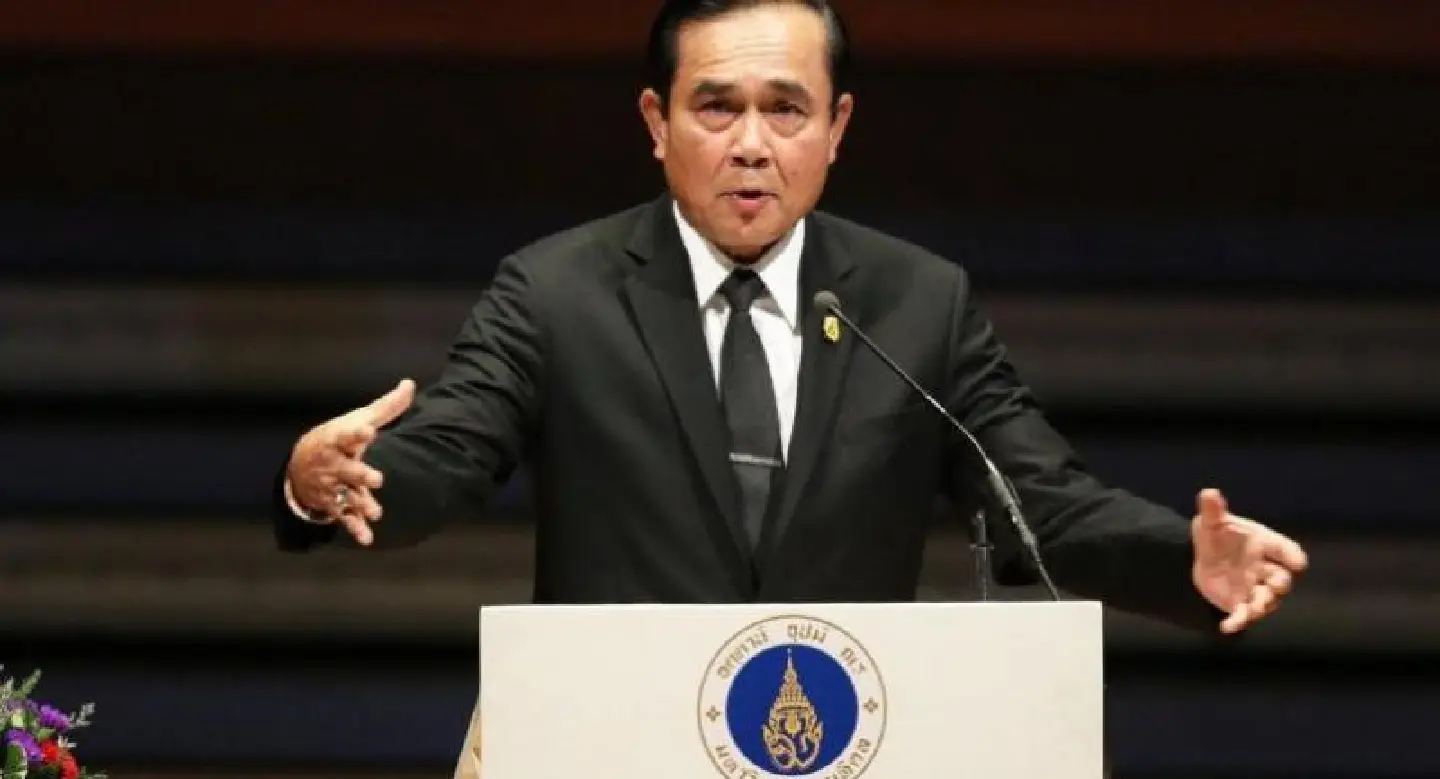 PM scolds Netiwit for plan to change Chula’s prostration custom PM scolds Netiwit for plan to change Chula’s prostration custom