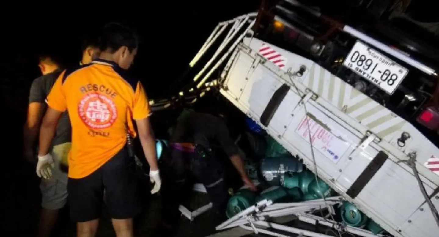 Truck overturns in Mae Hong Son Truck overturns in Mae Hong Son