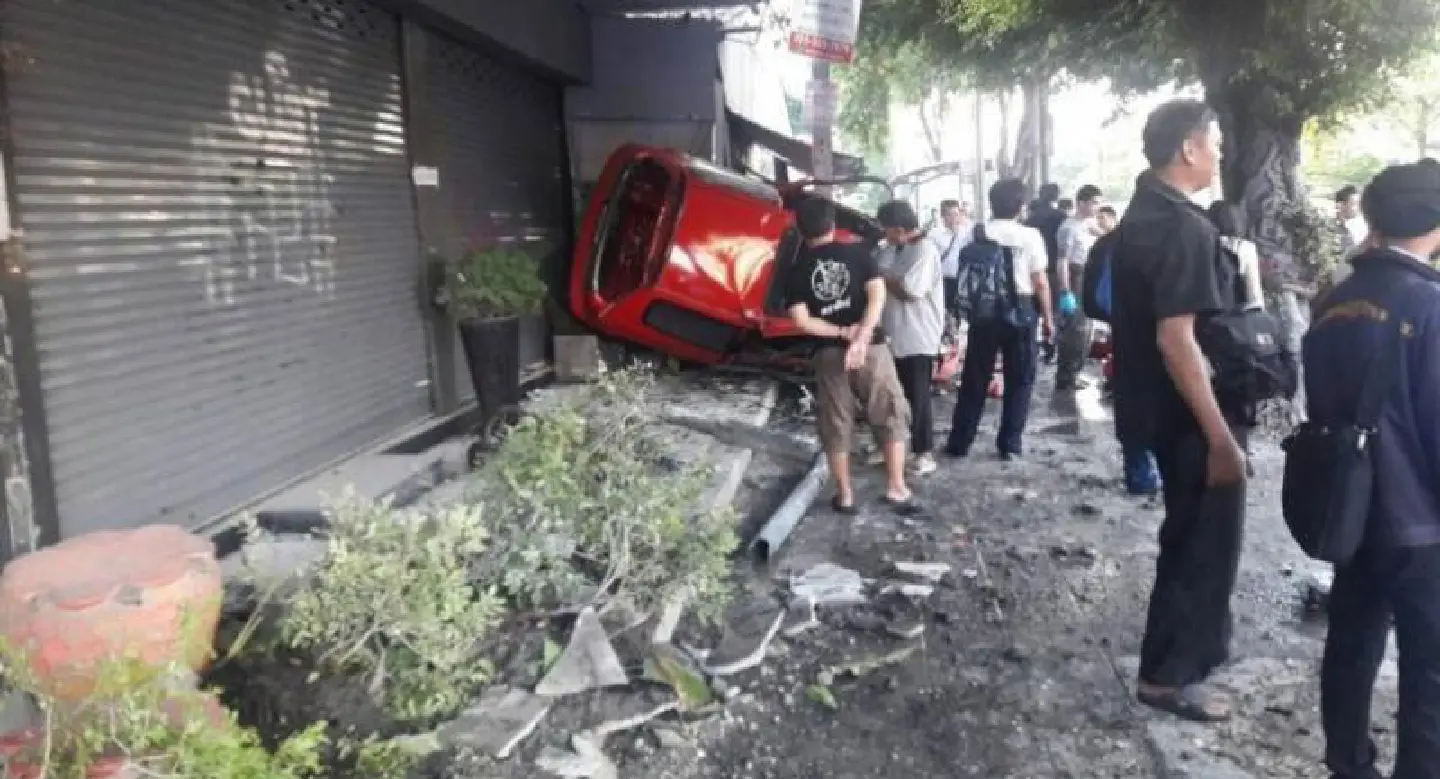 Pedestrians among injured as car careens down Lat Phrao sidewalk Pedestrians among injured as car careens down Lat Phrao sidewalk