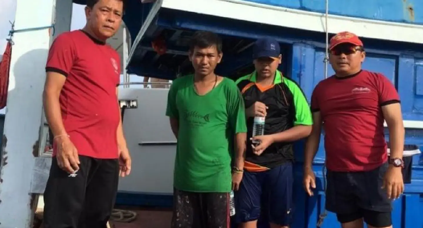 Australian yacht crew rescues fishermen from sinking boat Australian yacht crew rescues fishermen from sinking boat