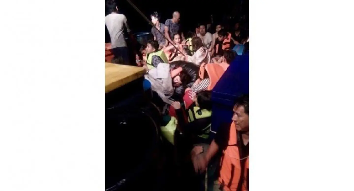 22 tourists rescued after speedboat capsizes in Trat sea 22 tourists rescued after speedboat capsizes in Trat sea