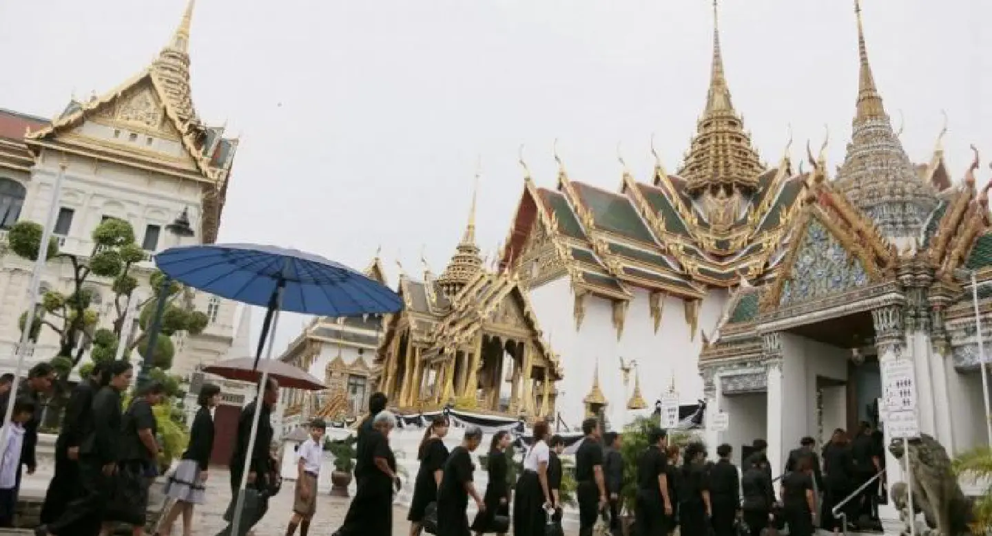 Thousands continue to pay respects to late King Bhumibol Adulyadej Thousands continue to pay respects to late King Bhumibol Adulyadej