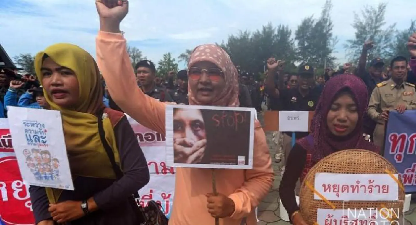 Pattani residents march against violence Pattani residents march against violence