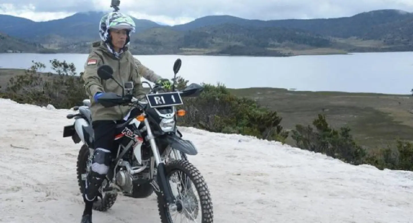 Jokowi inspects progress of trans-Papua road project Jokowi inspects progress of trans-Papua road project