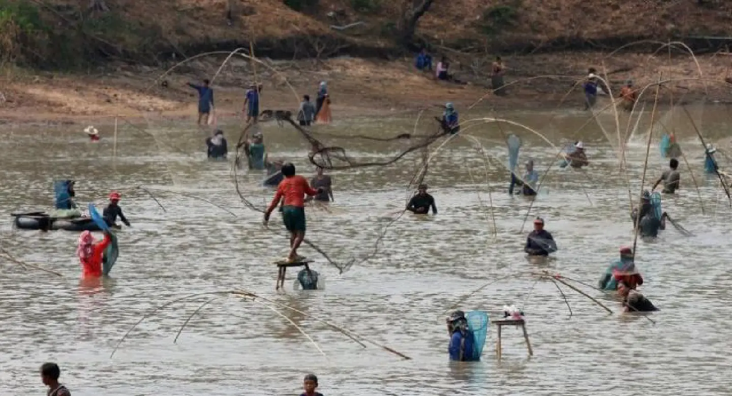Freshwater commercial fishing banned four months a year Freshwater commercial fishing banned four months a year